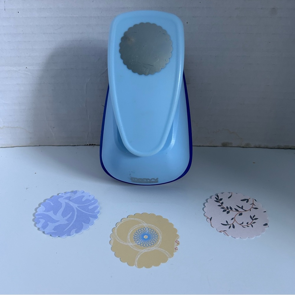 MARVY Uchida LV-SJCP65 Clever Lever Super Jumbo Craft Punch, Scallop Circle 2”